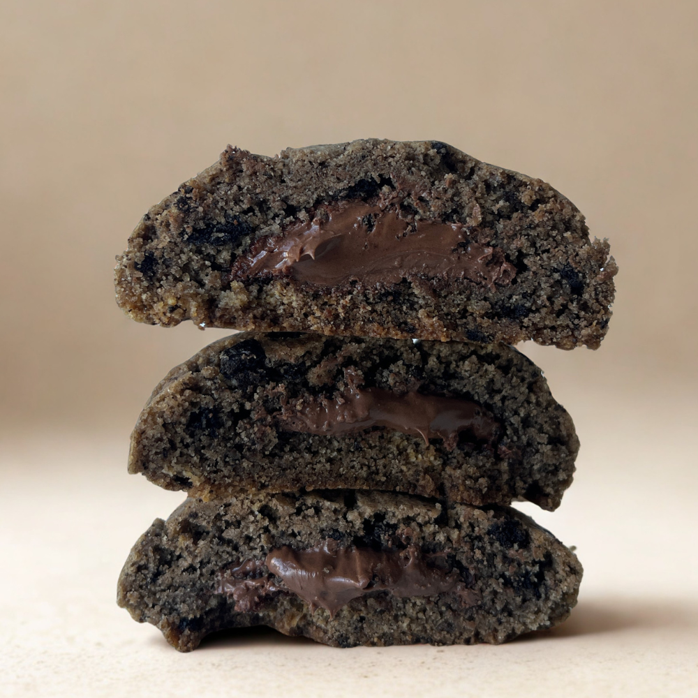 cookies oréo coupés en deux avec des brisures de biscuits oréo et un coeur fondant au nutella
