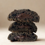 cookies oréo coupés en deux avec des brisures de biscuits oréo et un coeur fondant au nutella