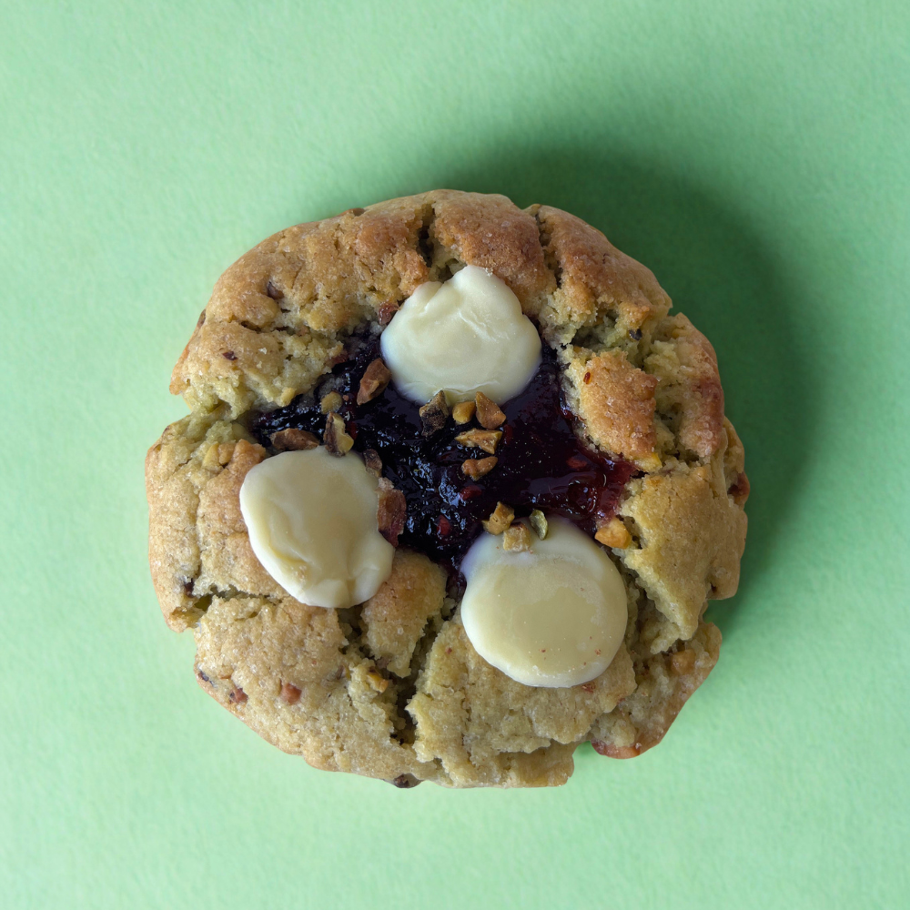 vue du dessus cookie pistache framboises avec confit framboise et chocolat blanc