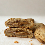 cookies spéculoos coupés en deux avec un coeur coulant au crémeux spéculoos
